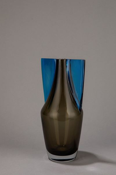 Alfredo Barbini, Vaso con manici geometrici in vetro trasparente fumè