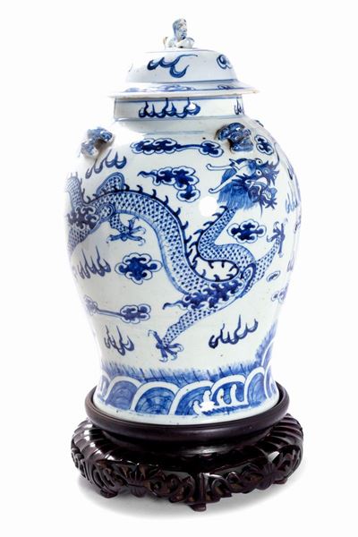 Vaso in porcellana bianca e blu con motivi di draghi e nuvole, Cina, secolo XIX