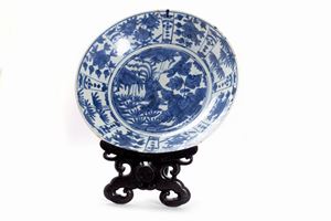 White and blue Zhangzhou (Swatow) porcelain plate, China late Ming dynasty - early Qing dynasty