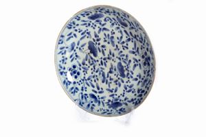  - Piatto in porcellana Zhangzhou (Swatow) bianca e blu, Cina periodo Kangxi
