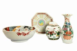 Lot consisting of four polychrome porcelains, China 19th - 20th centuries
