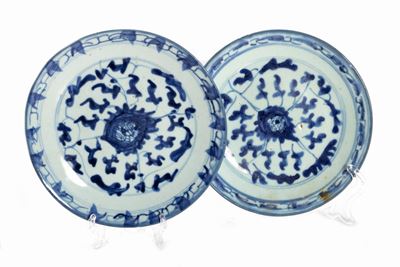 Cina, Coppia di piatti bianchi e blu in porcellana, periodo Qing, diametro cm 18