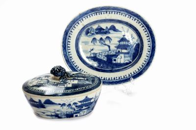 Cina, Zuppiera con piattino in porcellana decorata, inizi XIX secolo