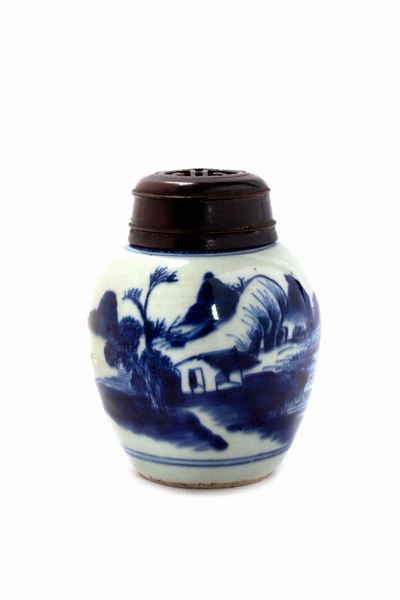 Giara in porcellana bianca e blu con decorazione di paesaggio fluviale, Cina, altezza cm 12