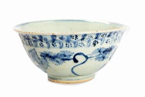  - Ciotola in porcellana bianca e blu con decorazioni floreali e geometriche, Cina periodo Ming - Qing