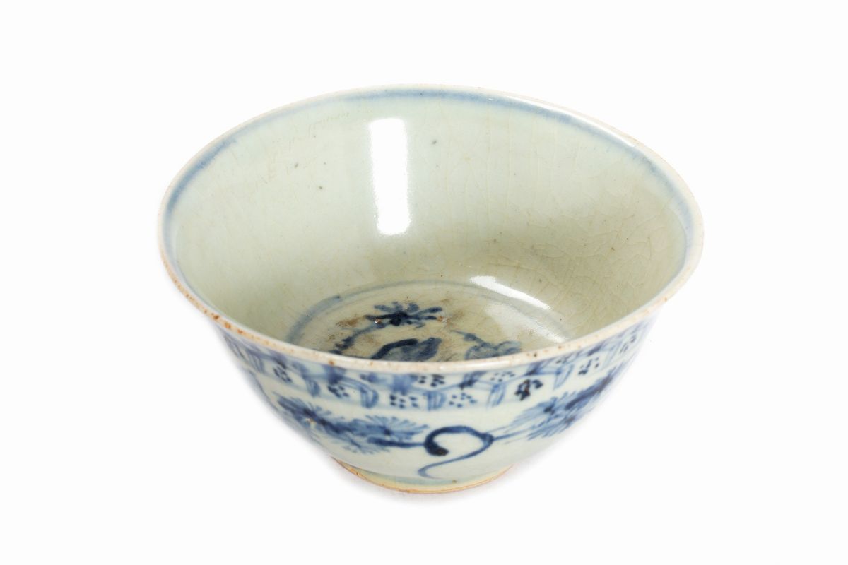 Ciotola in porcellana, Cina, periodo Ming - Qing, con decorazioni floreali e geometriche