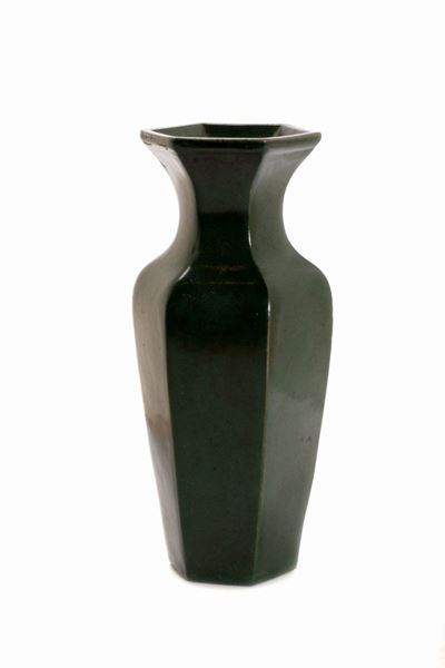 Vaso esagonale in porcellana verde scuro, Cina, fine secolo XIX