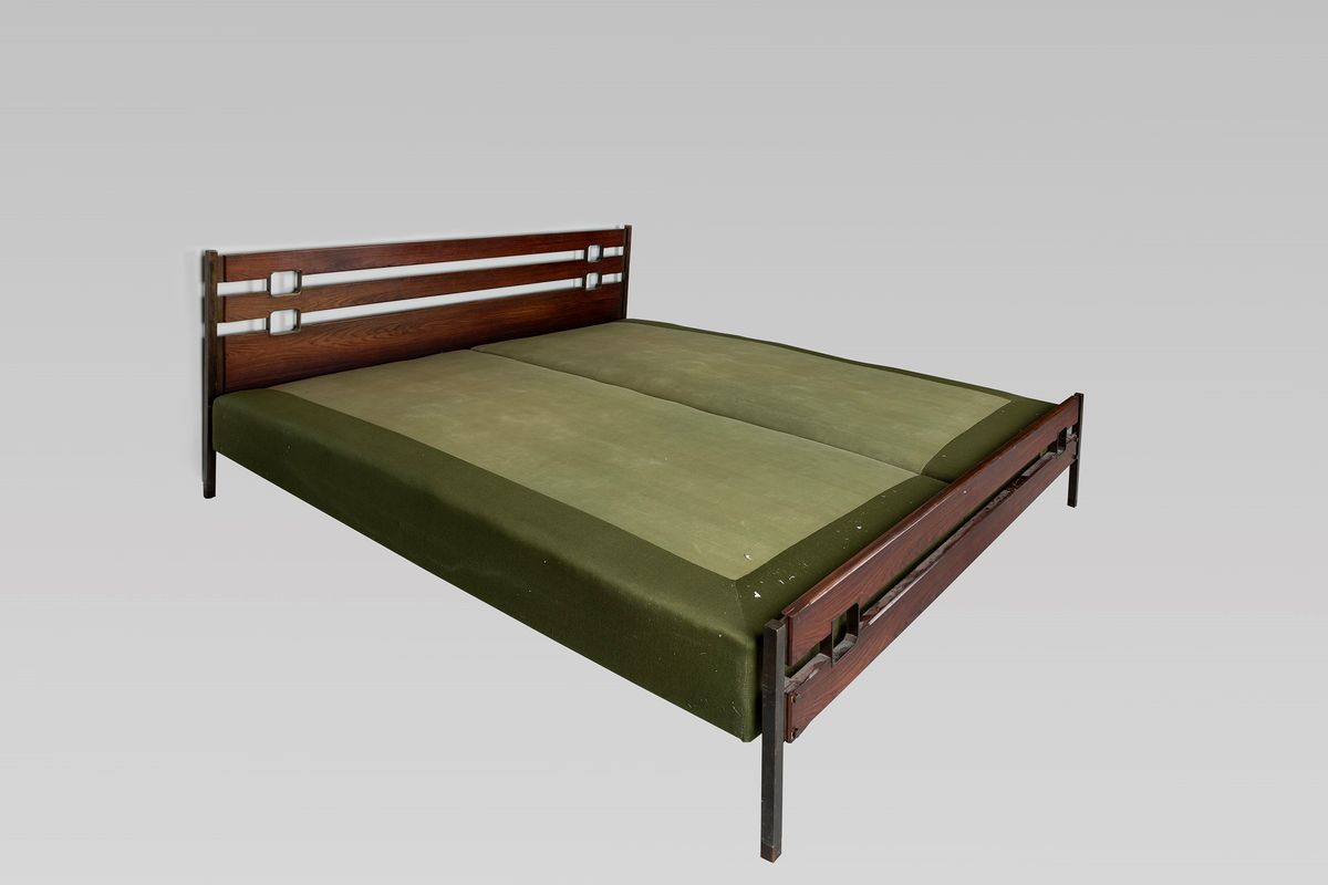 Ico Parisi - Letto matrimoniale in legno con telaio bronzato, circa 1960