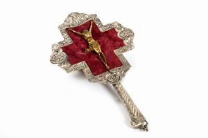 Crocifisso in bronzo dorato, secolo XVIII, montato su supporto in argento, secolo XIX