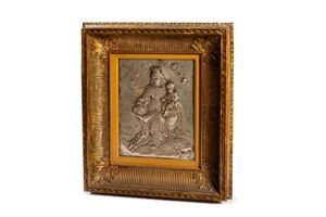 Bassorilievo in metallo argentato raffigurante Madonna con Bambino, secolo XVIII