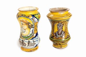  - Lotto composto da due albarelli in maiolica policroma, secoli XIX - XX