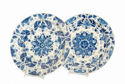 Coppia di Antichi Piatti in Ceramica Bianca e Blu a Motivi Floreali