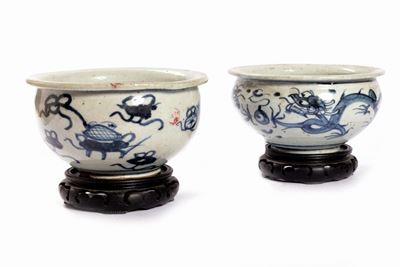 Cina, Due vasi in porcellana con decorazioni in blu e simboli buddisti, secoli XIX - XX