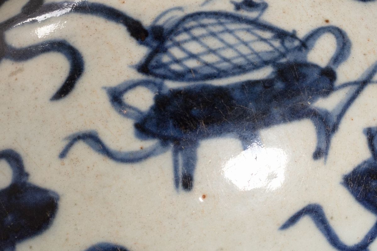 Cina, Due vasi in porcellana con decorazioni in blu e simboli buddisti, secoli XIX - XX
