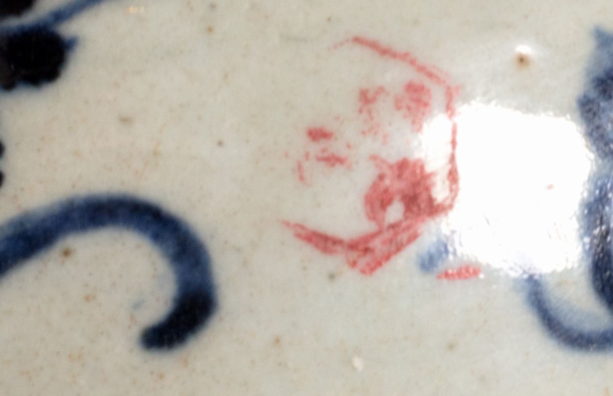 Cina, Due vasi in porcellana con decorazioni in blu e simboli buddisti, secoli XIX - XX