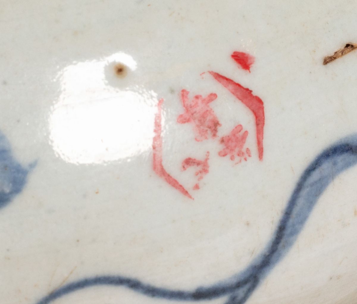 Cina, Due vasi in porcellana con decorazioni in blu e simboli buddisti, secoli XIX - XX