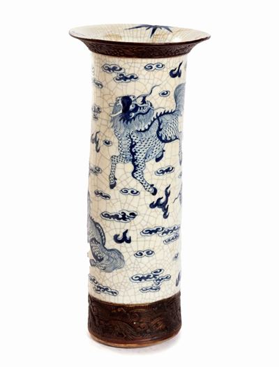 Vaso in porcellana bianca e blu, Cina, XIX secolo, altezza 46 cm