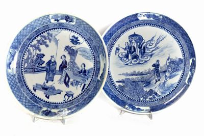 Cina, Coppia di piatti in porcellana bianca e blu, inizio secolo XX