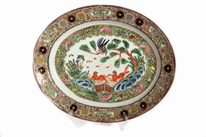  - Piatto di forma ovale in porcellana Famiglia Rosa, Cina Canton fine secolo XVIII - inizi secolo XIX