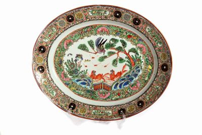 Cina, Piatto di forma ovale in porcellana Famiglia Rosa, fine secolo XVIII - inizio secolo XIX
