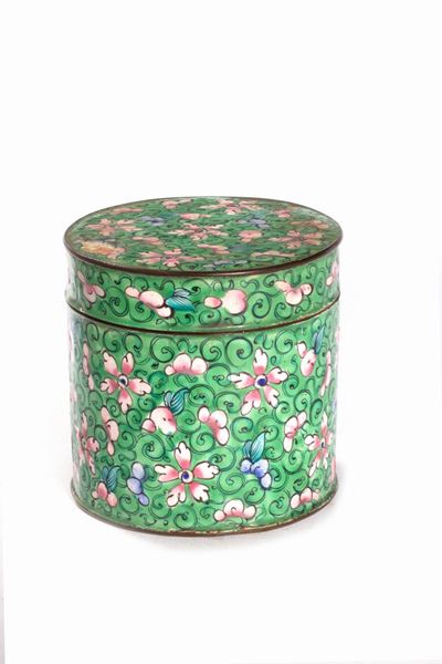Scatola in rame smaltato e dipinto con decorazioni floreali, Cina, XIX secolo
