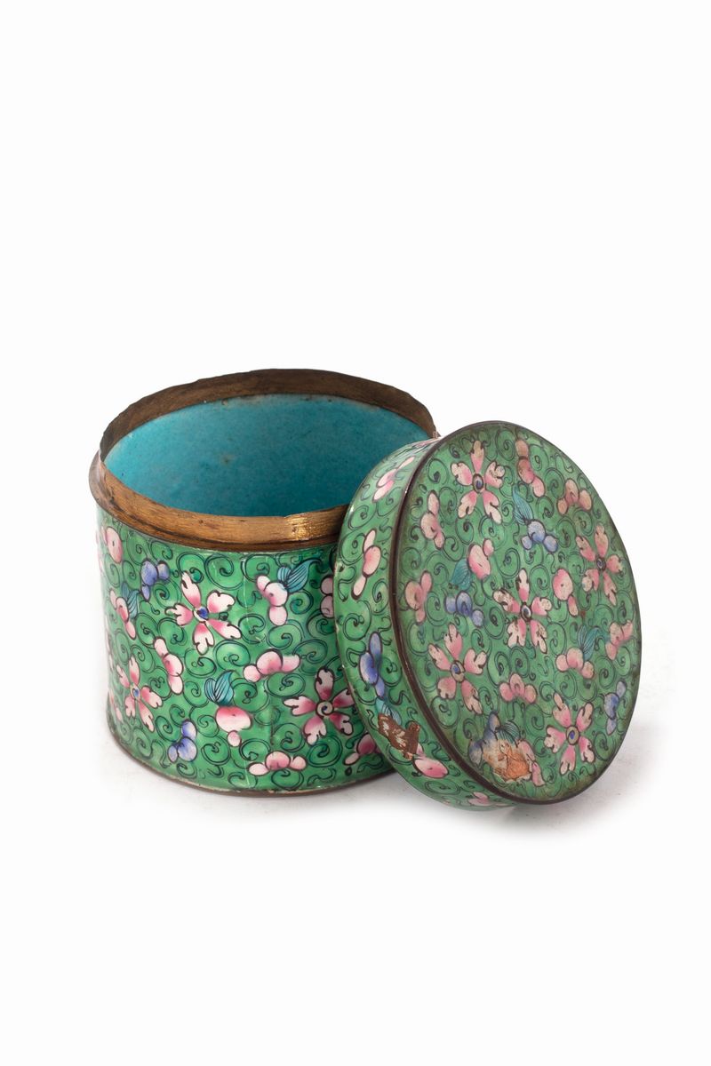 Scatola in rame smaltato e dipinto con decorazioni floreali, Cina, XIX secolo