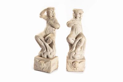 Due Antiche Sculture in Marmo Raffiguranti Cariatidi