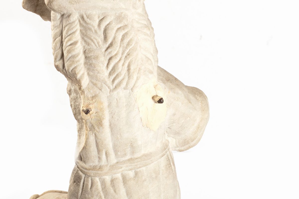 Due Antiche Sculture in Marmo Raffiguranti Cariatidi