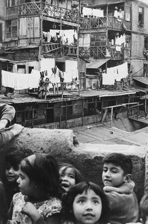 Larrain Sergio - Bambini joven in Valparaiso, Chile