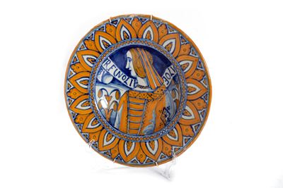 Piatto in Maiolica Policroma con Ritratto di Donna di Profilo