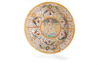 Piatto in Maiolica Policroma Decorato a Grottesche con Putto al Centro