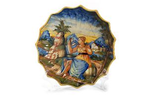 Piatto istoriato in maiolica policroma con figura femminile allegorica 