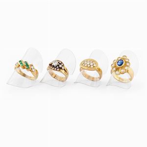 Lotto di quattro anelli in oro 18k, diamanti, smeraldi e zaffiro