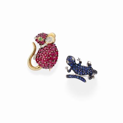 Anello e spilla in oro 18K con diamanti, zaffiri e rubini