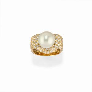 Anello in oro giallo 18K con diamanti e perla, 1990 circa