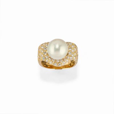 Anello in oro giallo 18K con diamanti e perla coltivata australiana, circa 1990