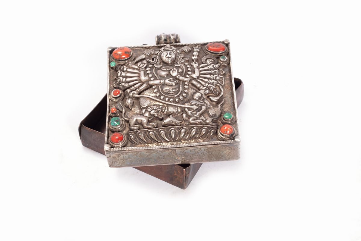 Gau in argento e rame con coralli e turchesi, Tibet, secolo XIX