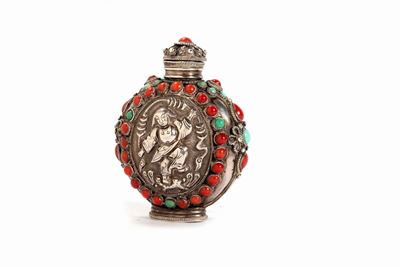 Snuff bottle in argento con pietre turchesi e coralli, Tibet, secolo XX