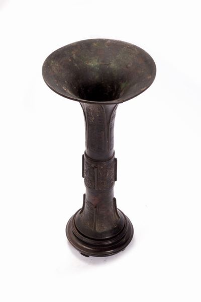 Vaso Gu in bronzo, Cina, Dinastia Ming, altezza cm 23,5, diametro cm 12,2