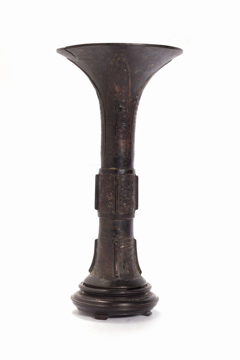 Vaso Gu in bronzo, Cina, Dinastia Ming, altezza cm 23,5, diametro cm 12,2