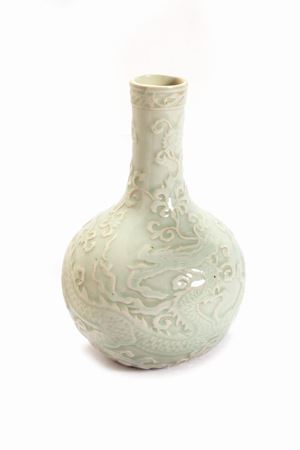 Vaso in porcellana Celadon con drago e motivi vegetali, Cina secolo XX
