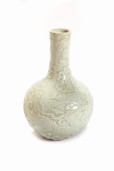 Vaso in porcellana Celadon con drago e motivi vegetali, Cina, secolo XX