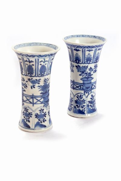 Cina, Coppia di vasetti a tromba in porcellana bianca e blu, secolo XX