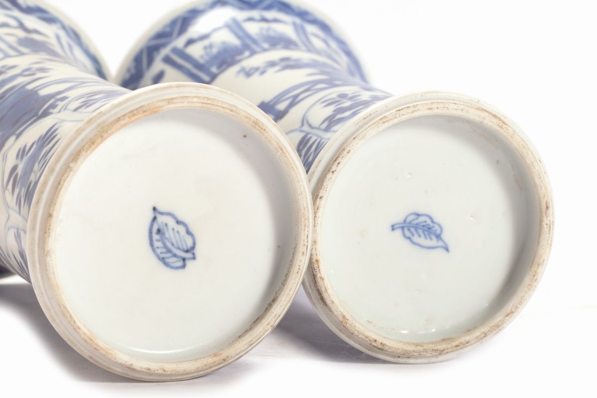 Cina, Coppia di vasetti a tromba in porcellana bianca e blu, secolo XX