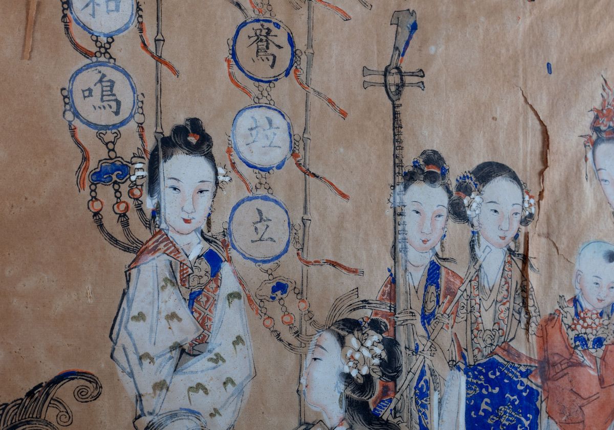 Cina, Grande pannello decorativo raffigurante corteo con bambini e figure femminili, tecnica mist...