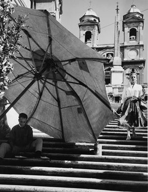 Sulla scalinata di piazza di Spagna, Roma