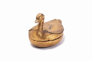 Oriental box in gilded lacquer in the shape of a duck, late 19th - early 20th century