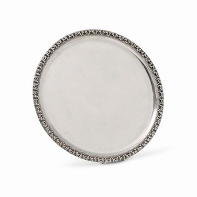 Vassoio in argento, forma circolare con motivi fogliacei, Italia XX secolo