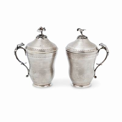 Due coppe in argento, lavorazione decorativa con manico mosso e coperchio floreale