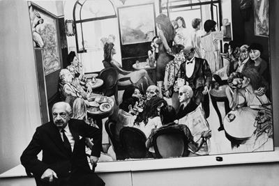 Giorgio De Chirico davanti a "Caffè Greco", stampa vintage alla gelatina ai sali d'argento